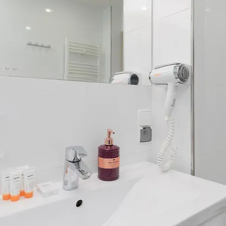 Przestronny Z Balkonem - Przy Porcie - By Renters Apartment *